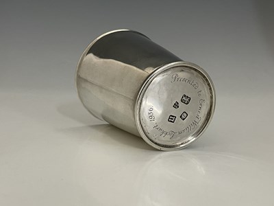 Lot 113 - A George V silver beaker, modelled in the...
