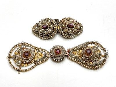Lot 11 - Regency gold and pearl clasp