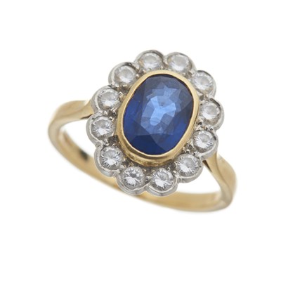Lot 33 - An 18ct gold sapphire and diamond cluster ring
