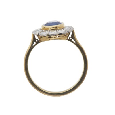 Lot 33 - An 18ct gold sapphire and diamond cluster ring
