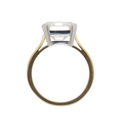 Lot 46 - An impressive 18ct gold diamond single-stone ring