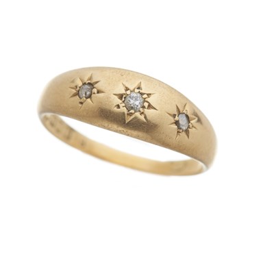 Lot 60 - An early 20th century 18ct gold diamond three-stone band ring
