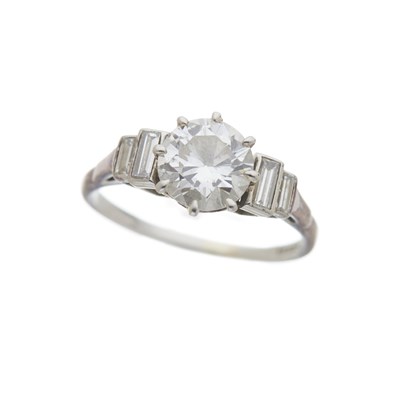 Lot 79 - An Art Deco platinum diamond single-stone ring