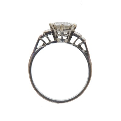 Lot 79 - An Art Deco platinum diamond single-stone ring