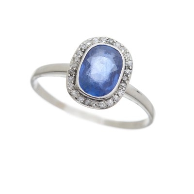 Lot 66 - An early 20th century platinum sapphire and diamond cluster ring