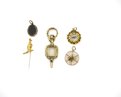 Lot 1 - A gold spider in web pendant, a kangaroo pin and further items