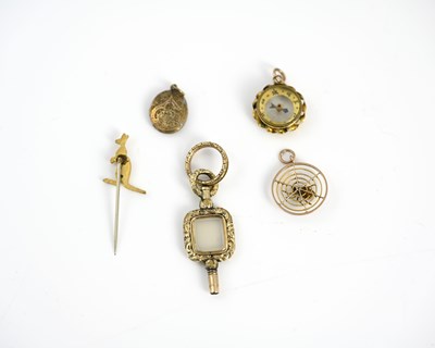 Lot 1 - A gold spider in web pendant, a kangaroo pin and further items