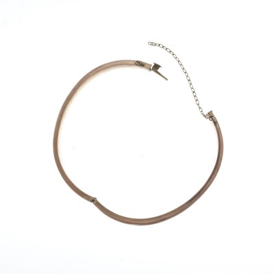 Lot 68 - An early 20th century 9ct gold hinged bangle bracelet