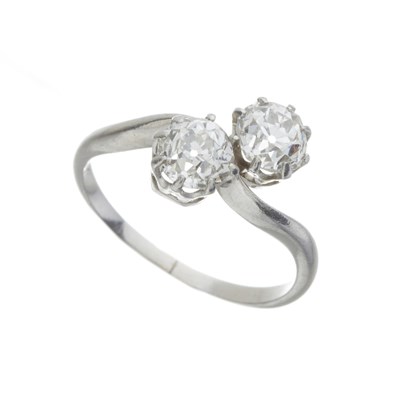 Lot 41 - An early 20th century diamond two-stone crossover ring