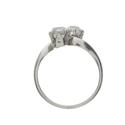 Lot 41 - An early 20th century diamond two-stone crossover ring
