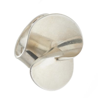 Lot 85 - Ibe Dahlquist for Georg Jensen, a modernist silver biomorphic ring