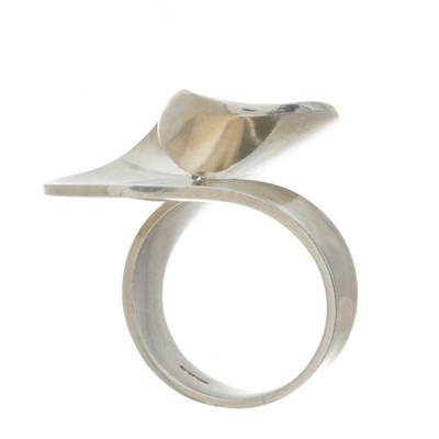 Lot 85 - Ibe Dahlquist for Georg Jensen, a modernist silver biomorphic ring