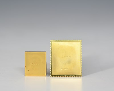 Lot 107 - A 22-carat gold £1 Machin stamp ingot, and...