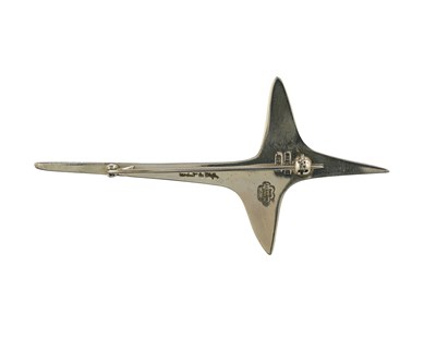 Lot 43 - Ernest A. Blyth for Tarratt, a silver modernist brooch