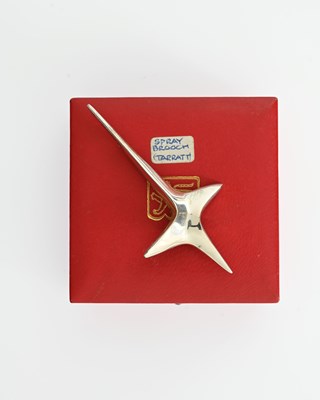 Lot 43 - Ernest A. Blyth for Tarratt, a silver modernist brooch