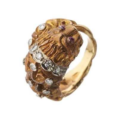Lot 100 - Zolotas, an 18ct gold diamond and pink sapphire lion's head ring