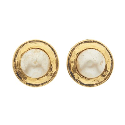 Lot 322 - Chanel, a pair of clip-on earrings.