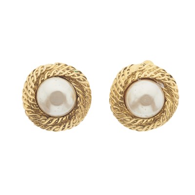 Lot 323 - Chanel, a pair of clip-on earrings.
