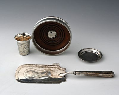 Lot 421 - A George III silver fish slice, the blade...