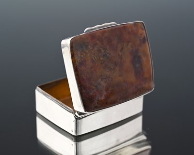 Lot 292 - An Edwardian silver and moss agate snuff box,...