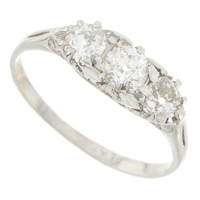 Lot 8 - An early 20th century platinum diamond three-stone ring