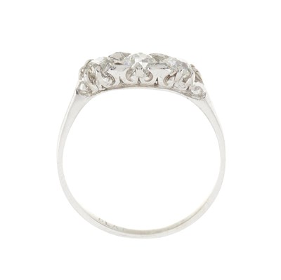 Lot 8 - An early 20th century platinum diamond three-stone ring