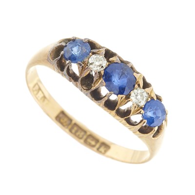 Lot 17 - An Edwardian 18ct gold sapphire and diamond five-stone ring