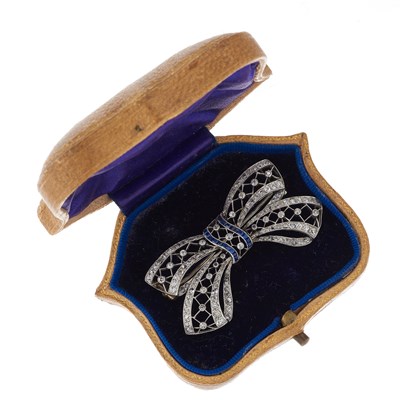 Lot 24 - An Edwardian vari-cut diamond and calibre-cut...
