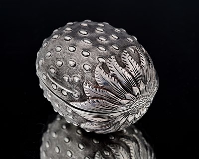 Lot 78 - A Victorian silver novelty naturalistic nutmeg...