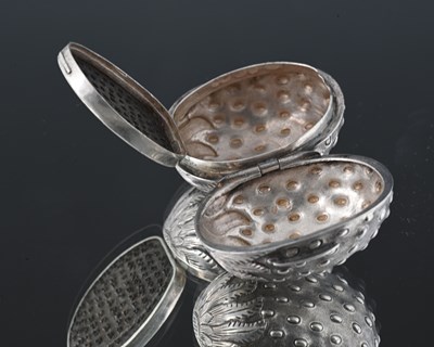 Lot 78 - A Victorian silver novelty naturalistic nutmeg...