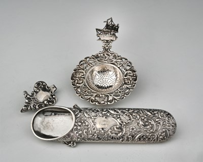 Lot 380 - An Edwardian silver spectacles case, the...