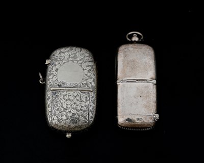 Lot 34 - A George V silver combination vesta case and...
