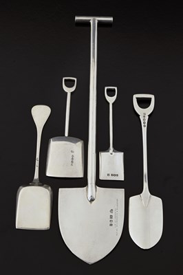 Lot 499 - A George V silver novelty commemorative spade,...