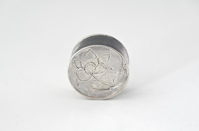 Lot 119 - A late 17th-century small silver box with pull-...