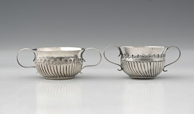 Lot 346 - A George I silver miniature porringer, or...