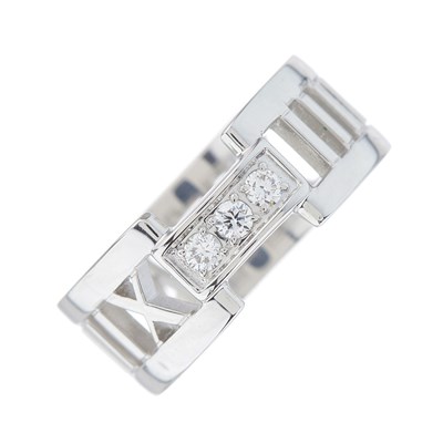 Lot 138 - Tiffany & Co., an 18ct gold brilliant-cut...