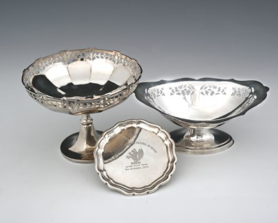 Lot 206 - A George V silver pedestal dish, with a...
