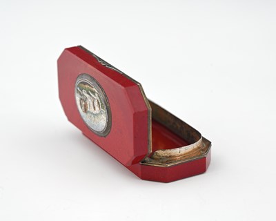 Lot 24 - An Italian micromosaic and hardstone snuff box,...