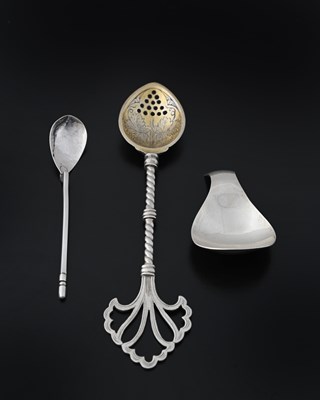 Lot 137 - An Elizabeth II silver caddy spoon, by A. E....