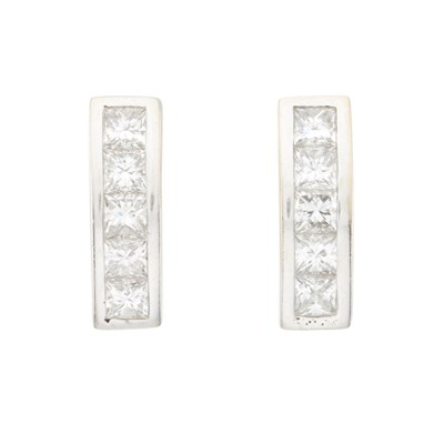 Lot 122 - A pair of diamond earrings