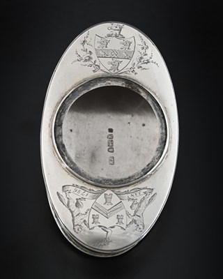 Lot 101 - Hester Bateman, a George III silver snuff box...