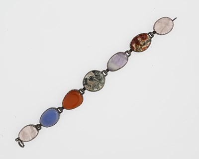 Lot 6 - A silver agate cabochon bracelet