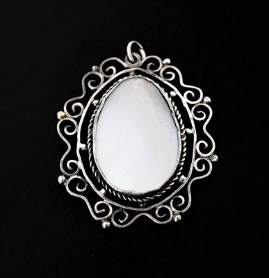 Lot 3 - An early 20th century silver mother-of-pearl pendant