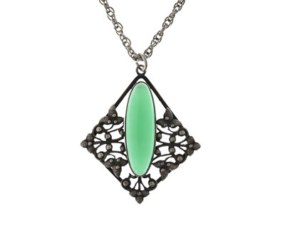 Lot 21 - An Arts & Crafts silver chrysoprase pendant, with chain