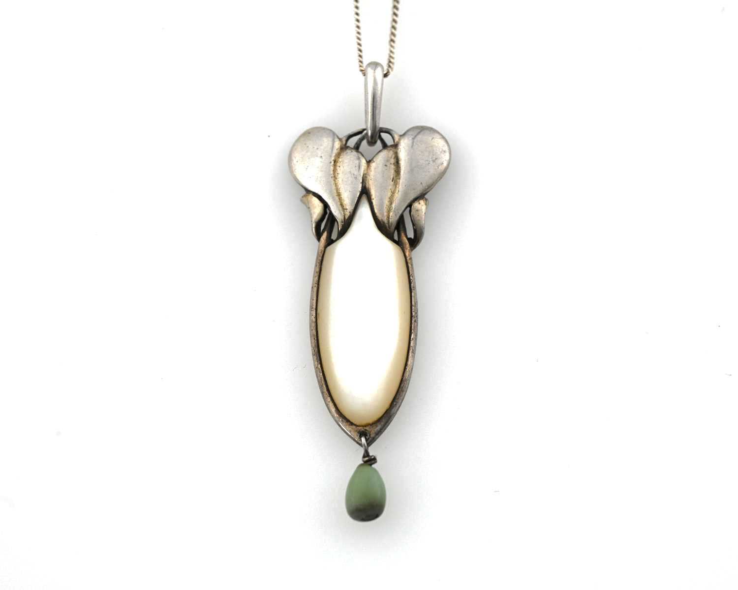 Lot 22 - An Arts & Crafts style silver mother-of-pearl pendant, with chain