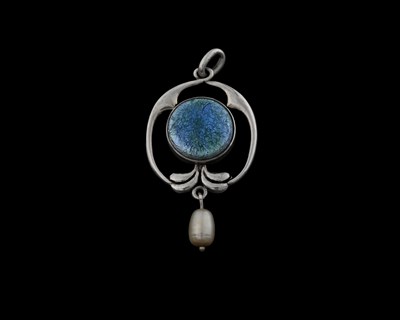 Lot 25 - Henry Charles Freeman, an Art Nouveau enamel and pearl pendant
