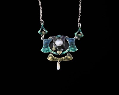 Lot 16 - An Art Nouveau silver pearl and enamel necklace