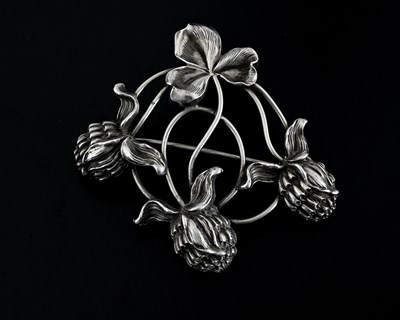 Lot 31 - William B Kerr, a large Art Nouveau silver floral brooch, circa 1900