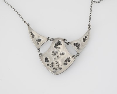 Lot 17 - An Arts & Crafts style silver and enamel necklace
