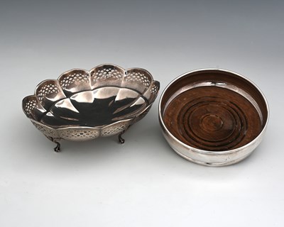 Lot 423 - A George V silver lobed dish, with pierced...
